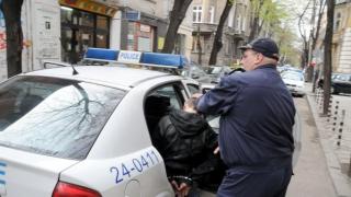 Психично болен скочи на полицаи с брадва, минути по-късно се случи голяма трагедия