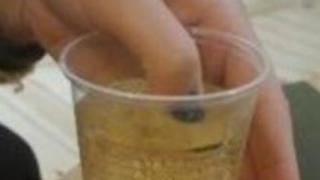 Дами, пъхнете лакирания си пръст в питието, което консумирате в бара! Ако смени цвета си - ВЕДНАГА се обадете на полиция