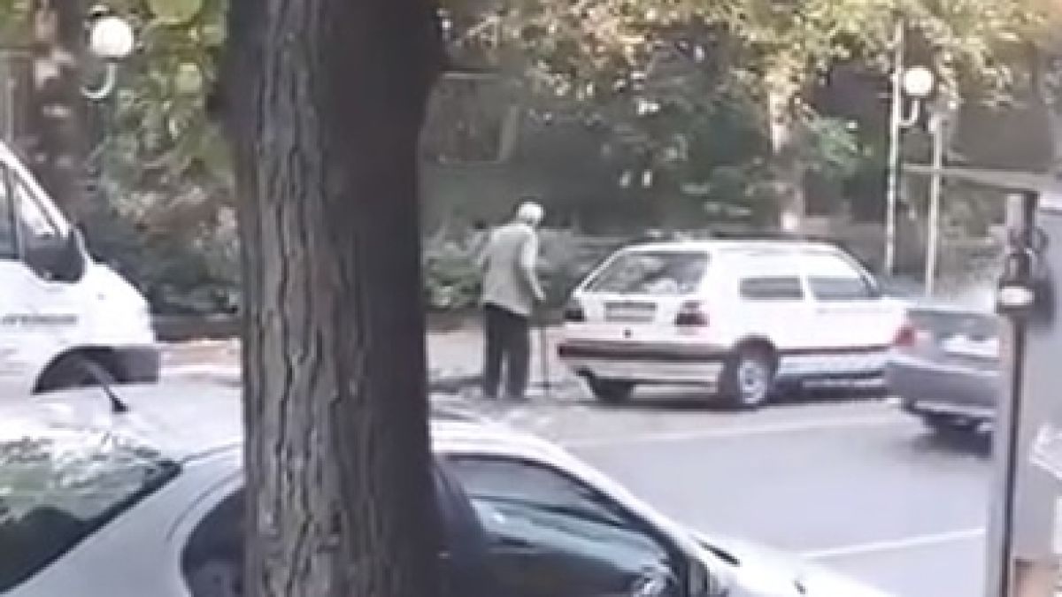 Шок в Русе: Този дядо с бастун едва крета по улицата, но после направи нещо, с което изправи косите на мнозина (ВИДЕО)