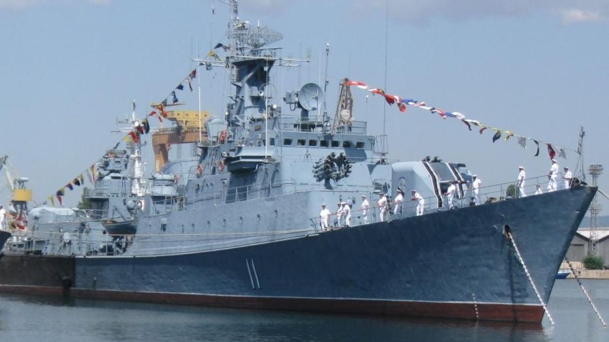Всичко за пари! Холивудска звезда подкара армейската ни фрегата „Смели“ за 10 бона! Лети и на военен Пантер заради...