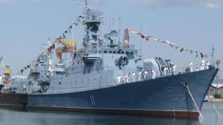 Всичко за пари! Холивудска звезда подкара армейската ни фрегата „Смели“ за 10 бона! Лети и на военен Пантер заради...