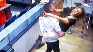 Това са безсрамниците, които правиха секс в пицария! Горещата мацката сега потъва в земята от срам (СНИМКИ/ВИДЕО 18+)