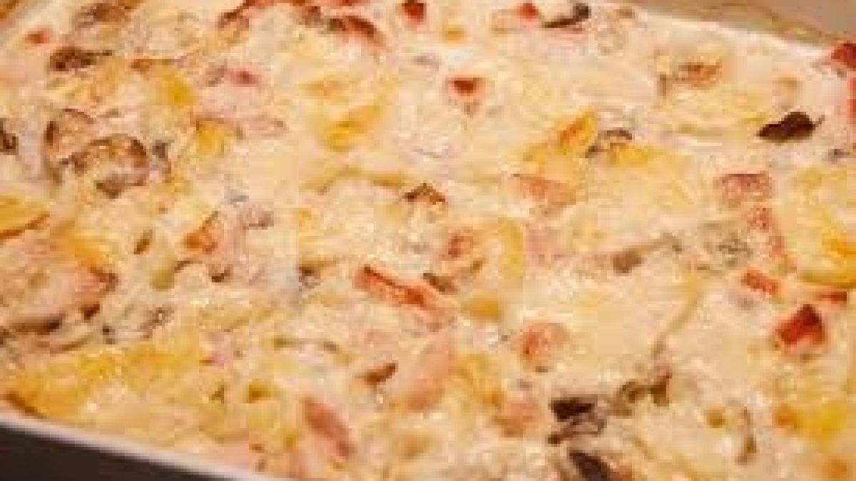 Разкошно кулинарно чудо с картофи, шунка и кашкавал