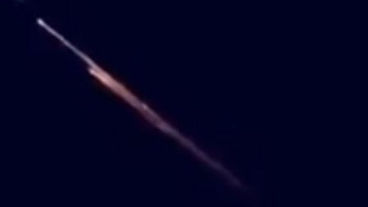 Странен падащ обект озари нощното небе над Дубай (ВИДЕО)