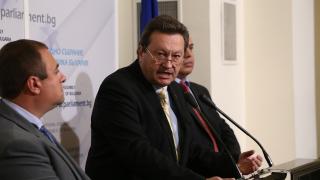 Таско Ерменков разбуни парламента с въпрос към Борисов дали има братовчед, който е шеф на ключова държавна служба