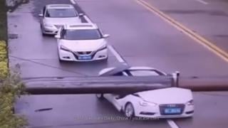 Китаец оцеля като по чудо след падане на автокран (ВИДЕО)