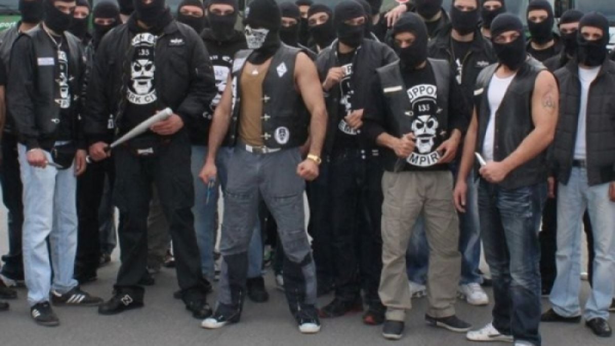 Извънредно и първо в БЛИЦ! Брутална атака на скинари срещу баща и син в столицата