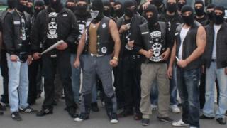 Извънредно и първо в БЛИЦ! Брутална атака на скинари срещу баща и син в столицата