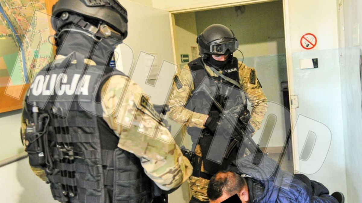 Тежковъоръжени командоси спретнаха супер зрелищна спецакция в Полша, заковала нашенец и жена му за големи престъпления (СНИМКИ/ВИДЕО)