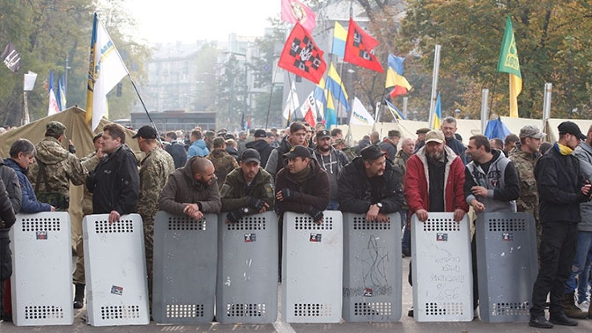 Neue Zürcher Zeitung: Алианс на проевропейски активисти и националисти е против Порошенко