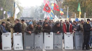 Neue Zürcher Zeitung: Алианс на проевропейски активисти и националисти е против Порошенко