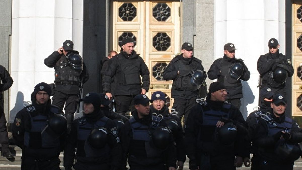 Напрежението в Киев расте! Десен сектор обяви готовност да щурмува парламента 