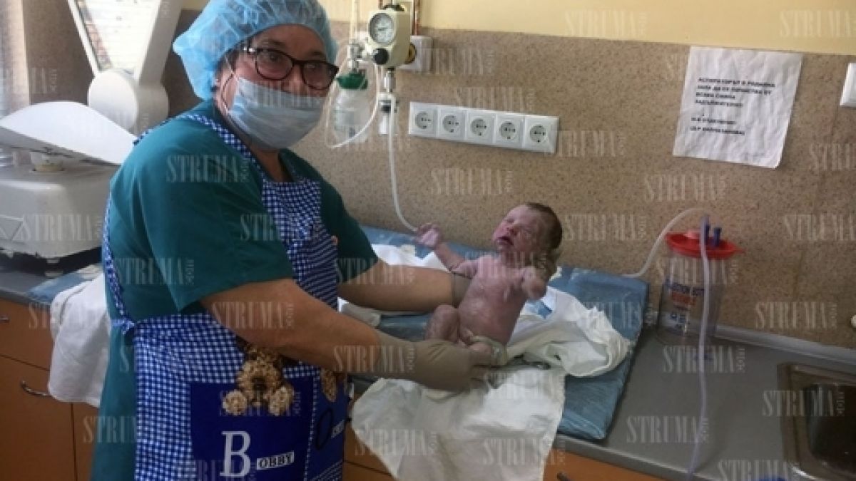 Невероятни ВИДЕА (18+) от родилното в Благоевград! Цветелина влезе за секцио и секунди по-късно...