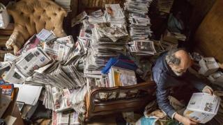 Никога не сте виждали такъв апартамент! Този човек е събрал толкова боклуци от кофите, че не може да мине през вратата (СНИМКИ)