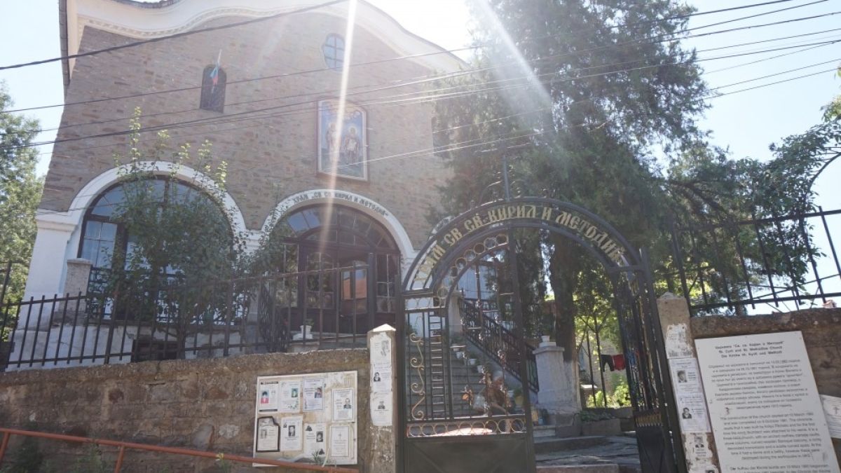 Невероятната история на отец Божидар, който стана поп от ресторантски певец, но после му отрязаха краката