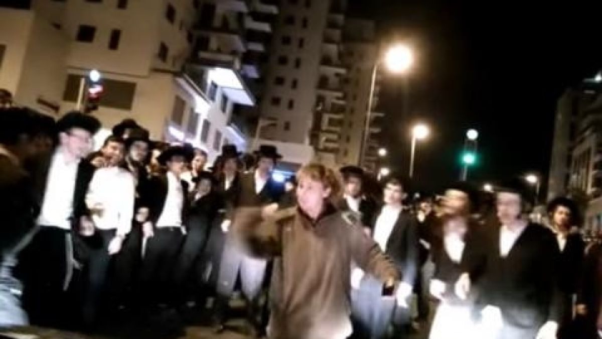 Жена-войник ступа евреи с голи ръце, пречили ѝ да мине с колата (ВИДЕО)