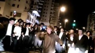 Жена-войник ступа евреи с голи ръце, пречили ѝ да мине с колата (ВИДЕО)