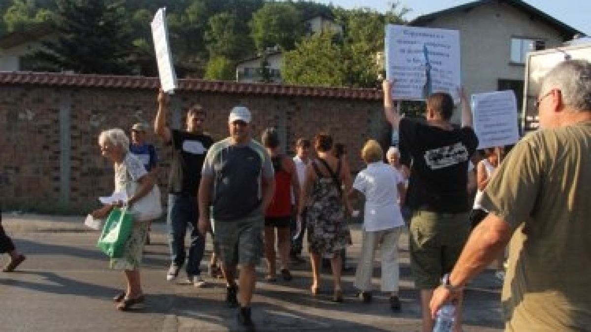 Първо в БЛИЦ! Кон се вряза в протестиращи край Владая и стана страшно 