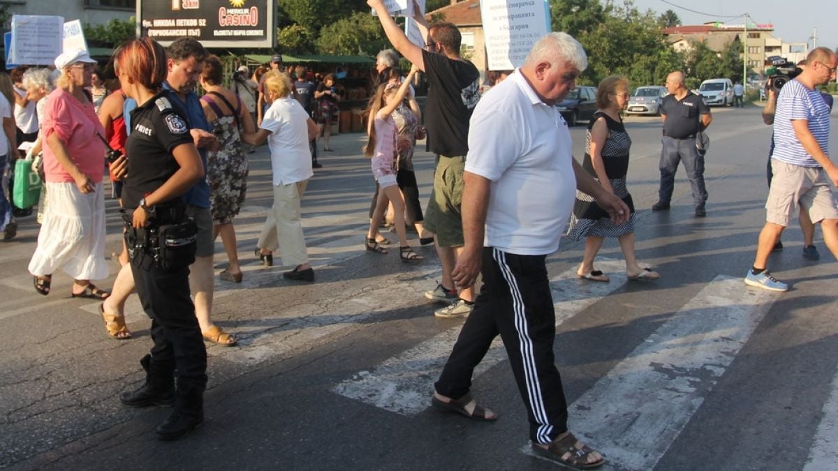 "Княжево" се вдигна на протест заради светофар, граждани затвориха път Е-79 към Гърция