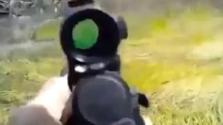 Ловци снимаха на ВИДЕО как ги гони разярен крокодил