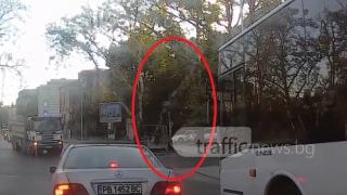 Деца вандали хвърлиха пиратка по автобус в Пловдив, тя гръмна върху мерцедес (ВИДЕО)