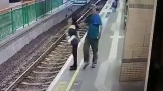 Агресивен китаец блъсна чистачка на железопътните релси (БРУТАЛНО ВИДЕО)