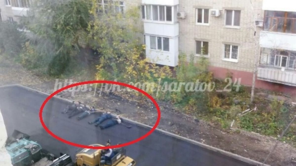 СНИМКИ на работници, натръшкани върху горещ асфалт, подлудиха мрежата