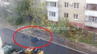 СНИМКИ на работници, натръшкани върху горещ асфалт, подлудиха мрежата