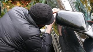 Автоджамбазите изнагляха! Крадат чисто нови коли само заради един фар за 12 долара. Експерти с ценен съвет как да предпазим автомобила от тараш  