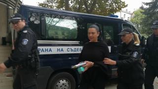 ПЪРВИ СНИМКИ на Анита Мейзер в траурно черно в очакване на присъдата! 