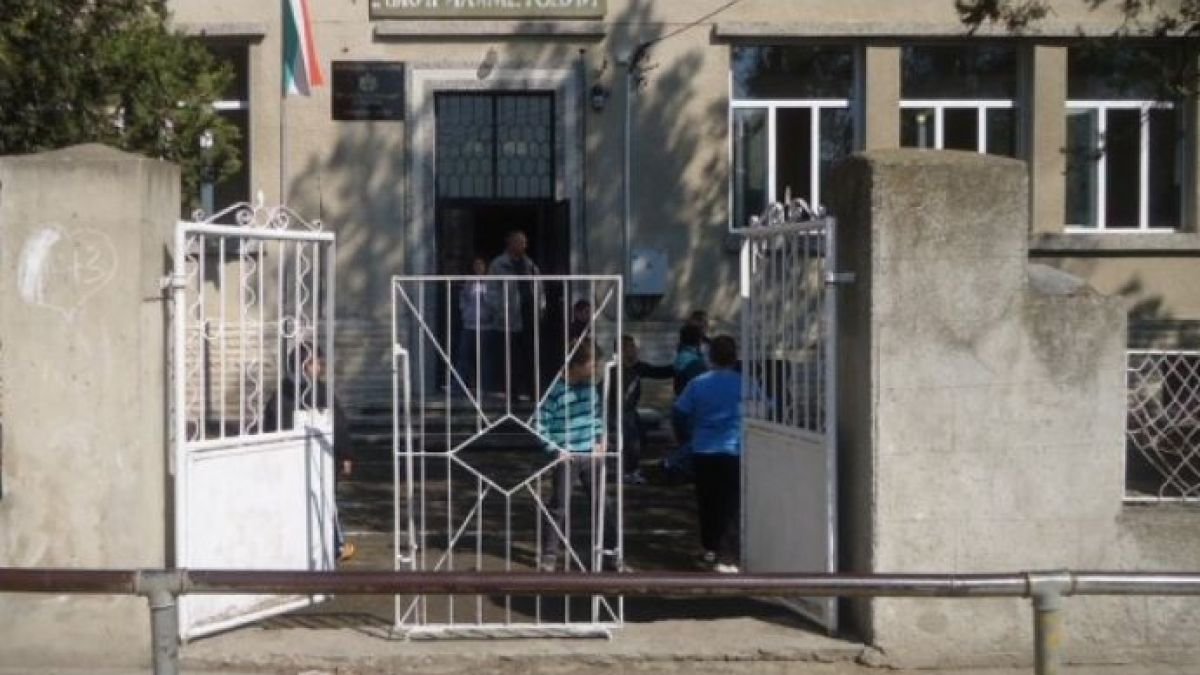 Майка от Руенско отиде да вземе сина си от училище, но това което направи, остави другите родители със зяпнала уста