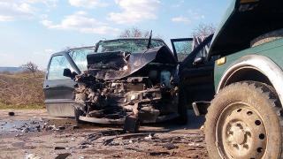 Зверска катастрофа между ТИР и микробус окървави местността Сеновала