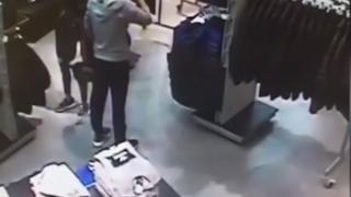 Продавач в спортен магазин счупи ръката на нагъл клиент (ВИДЕО)
