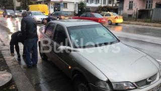 "Опел" помете възрастна пешеходка на натоварен булевард във Враца, асфалтът е в кръв (СНИМКИ)