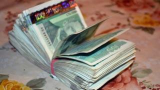 Монтанчанин сгъна 11 бона в плик и бързо ги хвърли през терасата, за да помогне на "полицията"