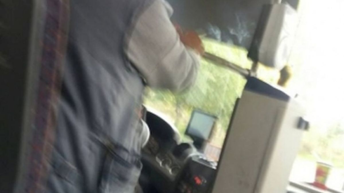 Наглост! Шофьор и кондукторка превърнаха автобус в бар, пътници пропищяха от... (СНИМКИ)