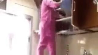 Мюсюлманка в хиджаб направи голяма беля в кухнята и доказа ислямското правило, че съпругата не бива да е чистачка (ВИДЕО)