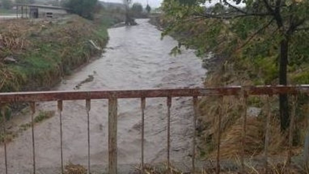 Първи СНИМКИ от ужаса в село Равнец, ако язовирната стена се скъса, всичко ще е под вода