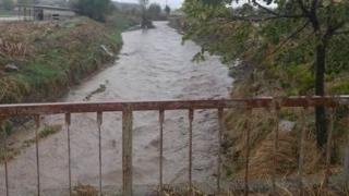 Първи СНИМКИ от ужаса в село Равнец, ако язовирната стена се скъса, всичко ще е под вода