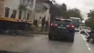 Първо в БЛИЦ! Кошмарна верижна катастрофа край Ябланица! Тир размаза кола, а в тях се натресе и автобус (ВИДЕО)