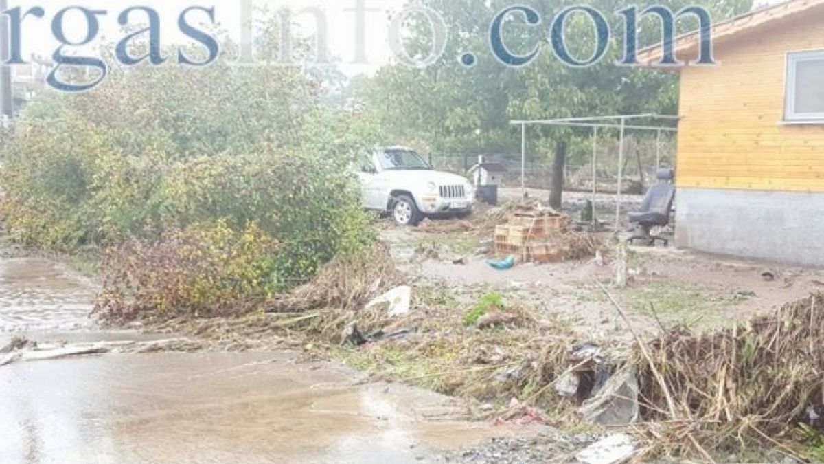 Вижте как водната стихия наводни десетки къщи в бургаския кв. Горно Езерово (СНИМКИ)  