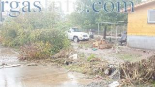 Вижте как водната стихия наводни десетки къщи в бургаския кв. Горно Езерово (СНИМКИ)  