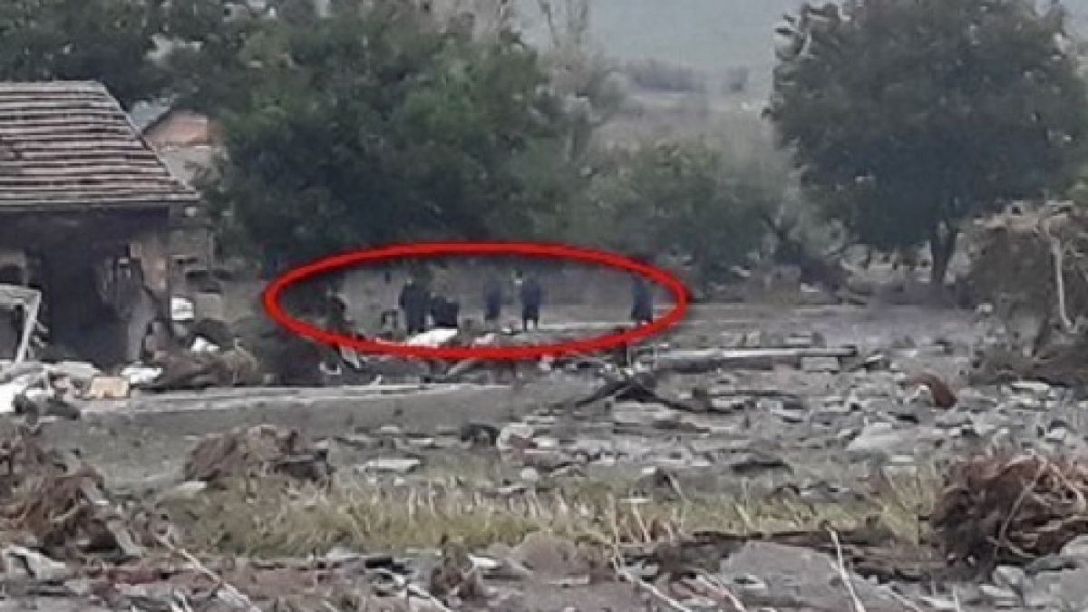 Ето какво остана от къщата на безследно изчезналата Стоянка. Полицаи ровят в тинята до нея (СНИМКА)