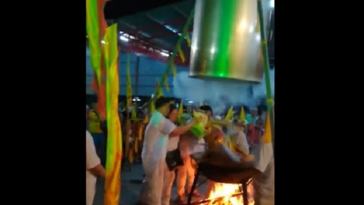 Шаманът Черното куче се свари сам в казан, докато се пречистваше от зли духове (ВИДЕО 18+)