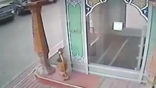 Мъж първо обядва в ресторант, а след това отново влезе в него, но с.....джипа си и го направи на трески (ВИДЕО)