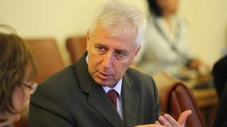 Здравният министър обясни кое води болниците до фалит