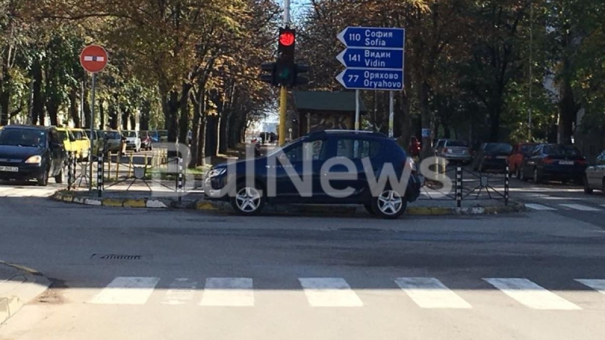 Безумие! Така паркира врачанка насред натоварено кръстовище и слезе да си чати (СНИМКИ)