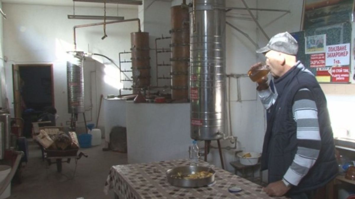 Митничари тръгнаха на лов за нелегални ракиени казани