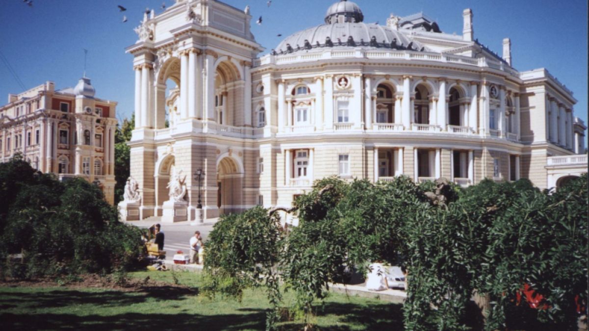 Шаш в Одеса! 60 иракски студенти се ожениха за бременни украински пенсионерки 