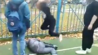 Момче обиди тинейджърка и тя му спретна такова "зашеметяващо тръшване", каквото и Скалата не е правил (ВИДЕО)